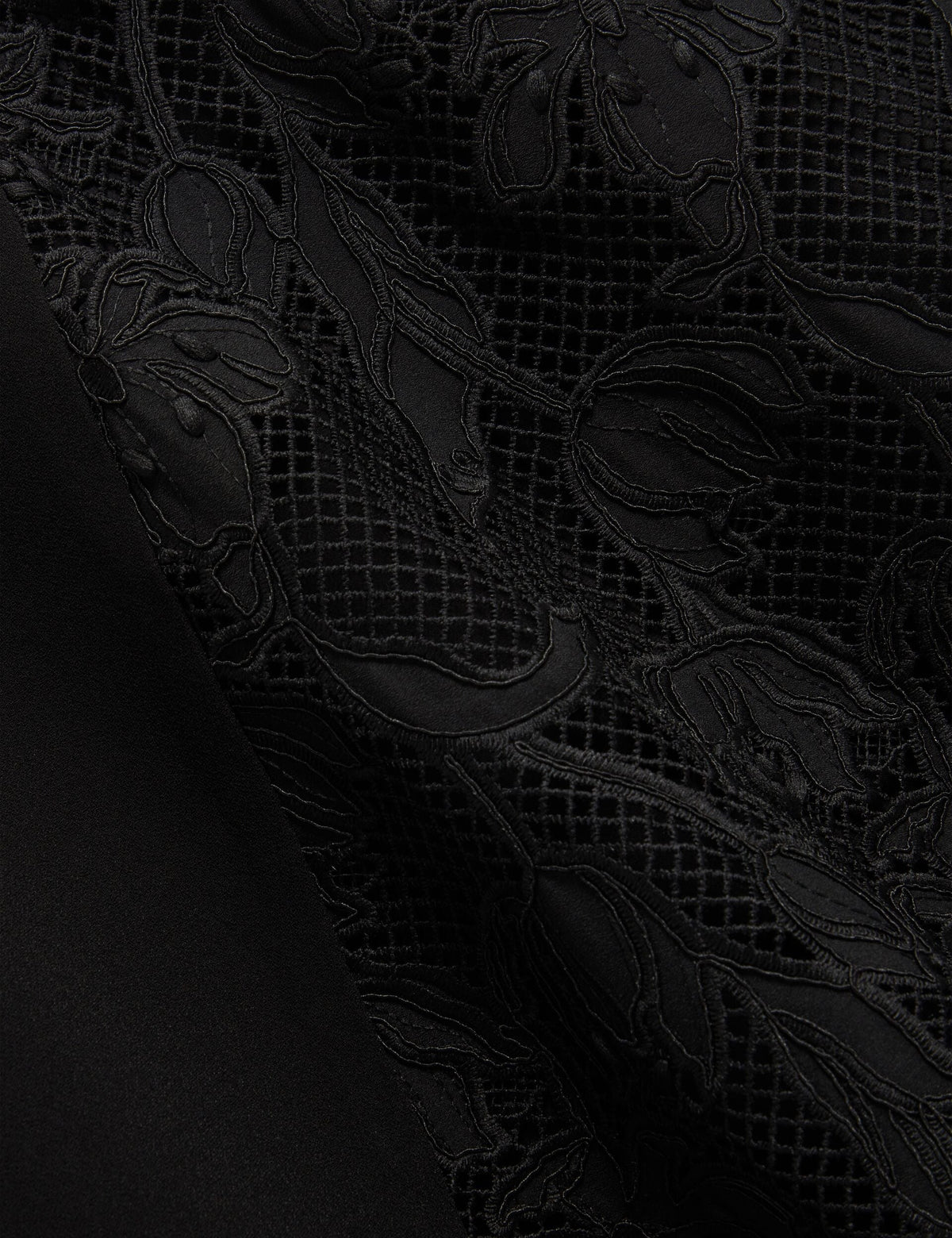 SLEEVELESS LACE APPLIQUE MIDI DRESS | RICH BLACK